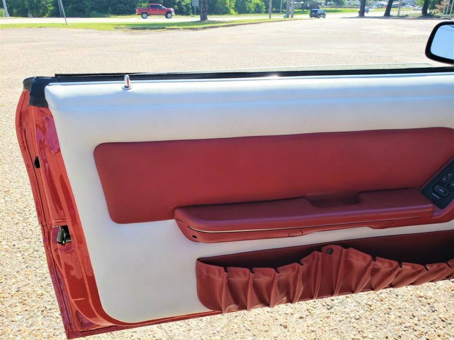 Детали интерьера Ford Mustang GT Convertible (66B) 1990 года  (фото 17 из 24)